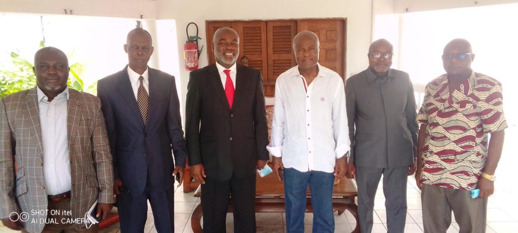 (Gabon) 5 anciens Sénateurs en visite amicale et de soutien chez Jean Eyeghe Ndong